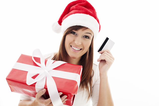 一个人带着红色礼盒和信用卡的快乐年轻女子圣诞帽手套女人