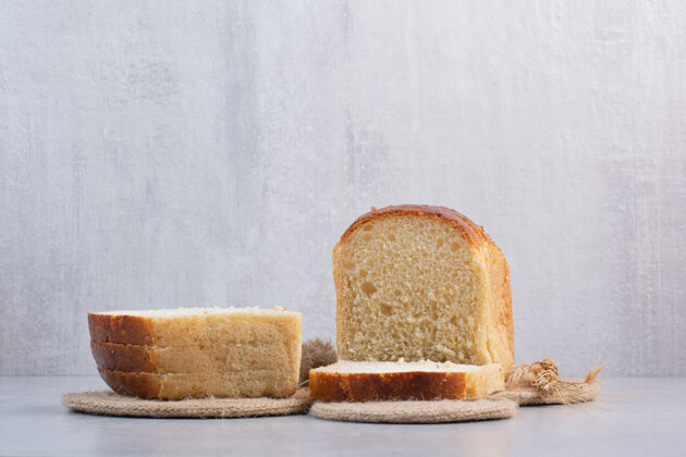 传统石头表面的新鲜面包片营养切割小麦