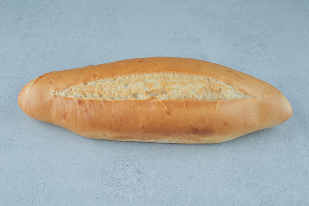 混凝土石头表面的新鲜面包白面包面包卷面包
