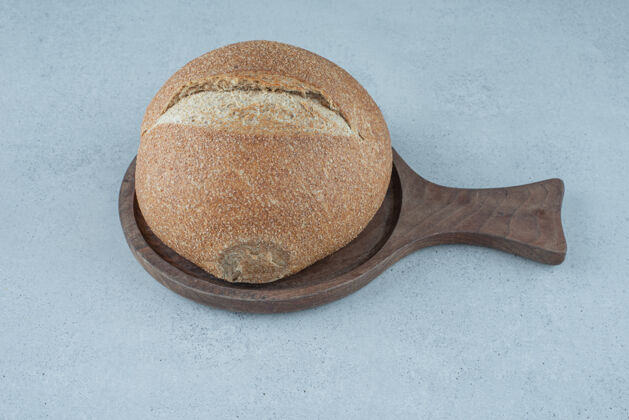 面包卷木板上的黑麦面包卷食品整个面包