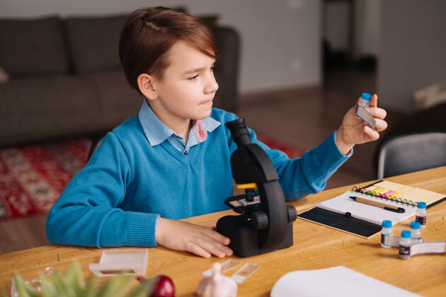 毛衣一年级男生在家用显微镜学习学龄前儿童距离课