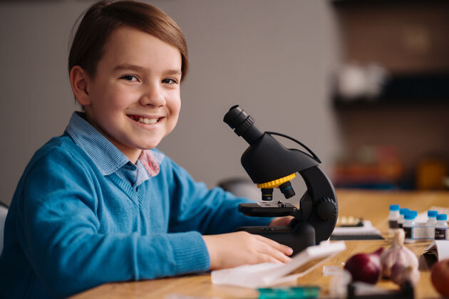 科学一年级男生在家用显微镜学习毛衣木头教育