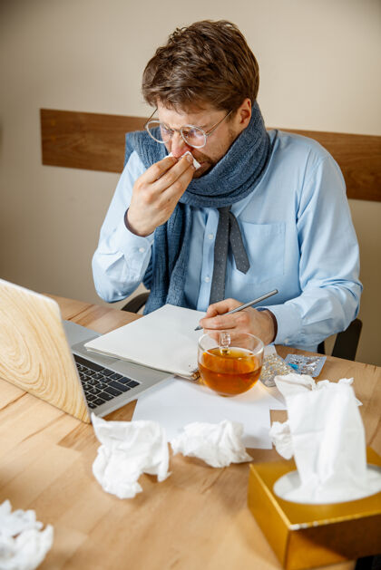 工人病人在办公室工作时 商人感冒了 季节性流感病毒工作办公桌