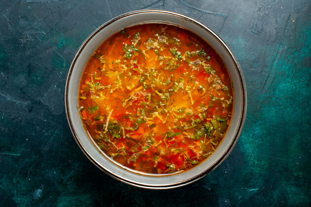 生的俯瞰美味的蔬菜汤在深绿色的盘面上 食物蔬菜配料汤产品餐深绿色蔬菜晚餐