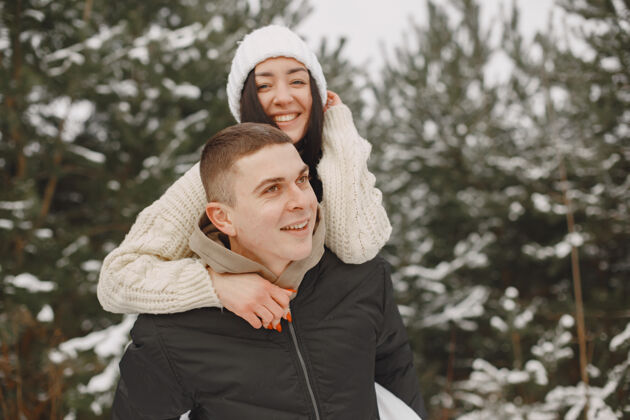 肖像一对情侣在雪林中散步的生活方式照片人浪漫黑发