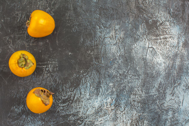 食品远眺柿子桌上的开胃柿子果汁柠檬阿法尔