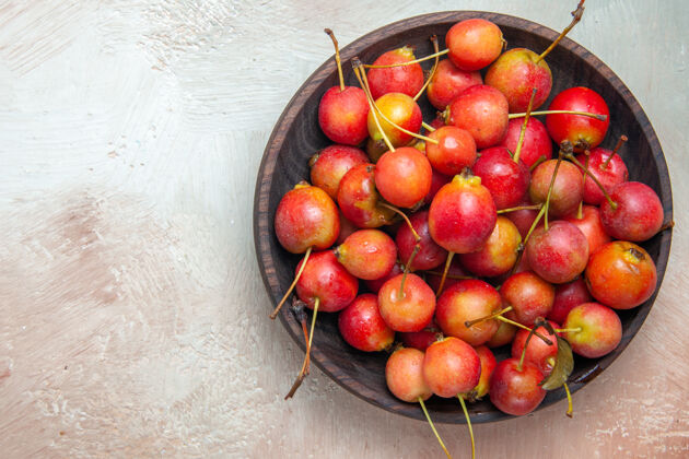 可食用水果顶部特写查看樱桃桌上棕色碗里的开胃樱桃樱桃苹果浆果
