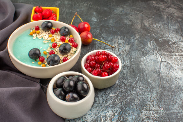 五颜六色侧面特写查看浆果燕麦片彩色浆果在桌布上壁板醋栗可食用水果