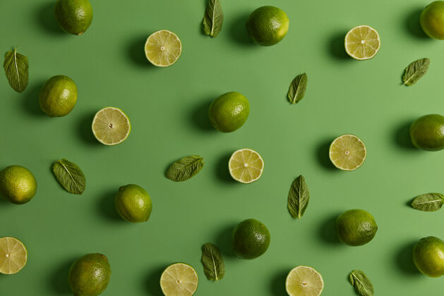 部分酸绿色明亮的酸橙 富含营养素和新鲜薄荷 绿色背景柑橘类水果可以增强你的免疫系统 促进健康的皮肤花香的热情 果汁的原料价值多汁颜色视野