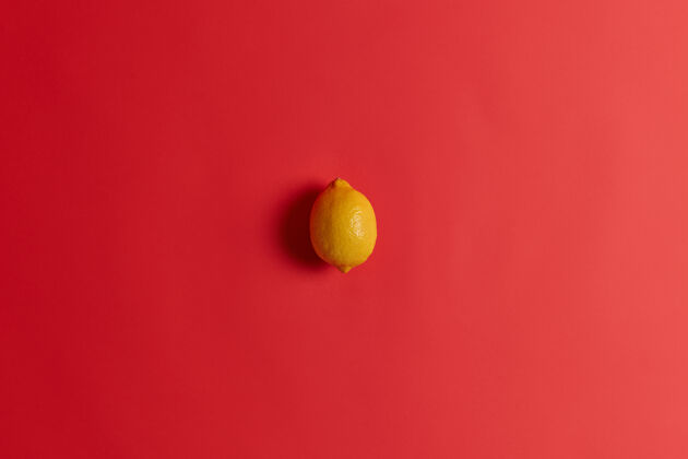 颜色新鲜的黄色酸柠檬 富含维生素c 叶酸 纤维和钾 增强免疫力 治疗感冒或流感多汁的热带柑橘类水果 红色背景顶部味道甜点