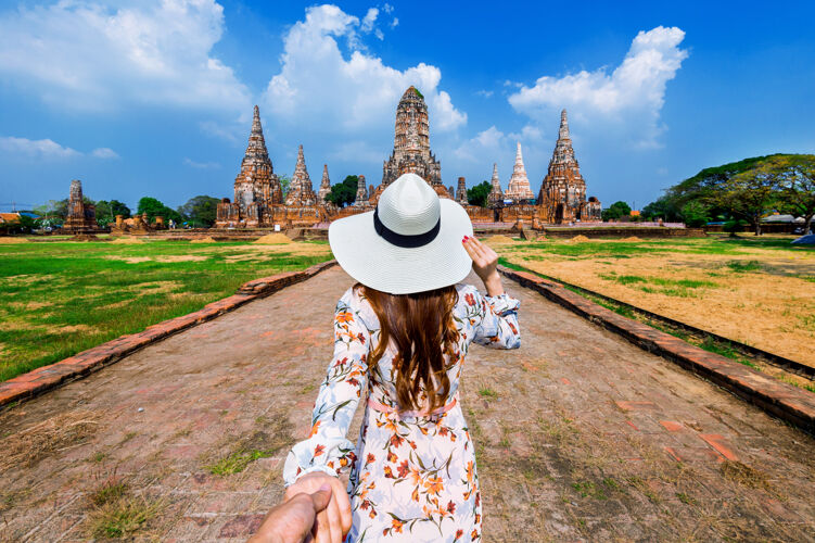 日落女人牵着男人的手 把他带到大城府历史公园 泰国的瓦特查纳拉姆佛寺古代宗教景观