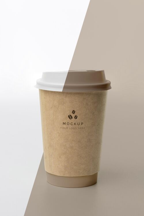 咖啡塑料杯和咖啡模型放在桌子上咖啡杯商标模型