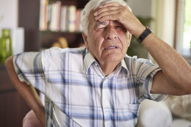 颈项痛每天从床上起来可不容易客厅老人严重