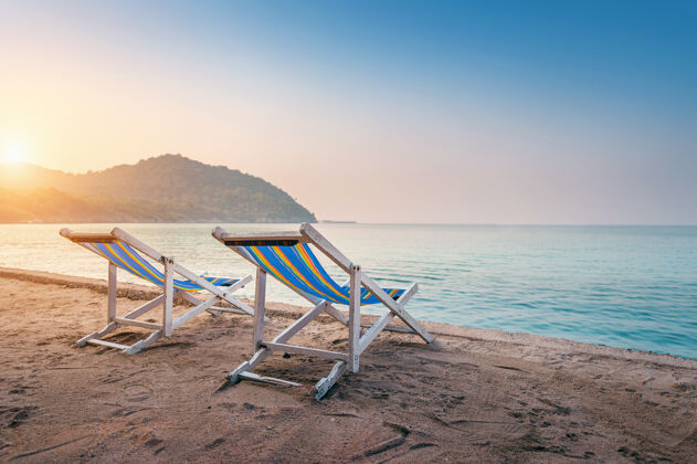 田园诗海滩上五颜六色的沙滩椅椅子顶部日光浴床