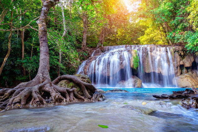 运动泰国的Erawan瀑布美丽的瀑布 天然的翡翠池岩石叶风景