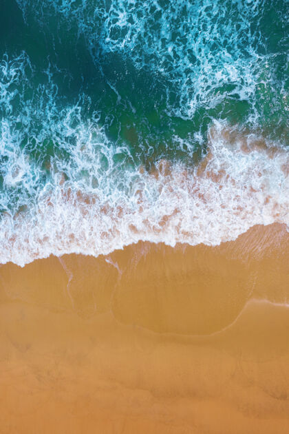 透明沙滩上蓝色海浪的鸟瞰图沙滩沙滩海岸线