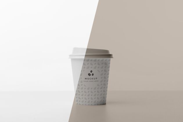 商标塑料杯和咖啡模型放在桌子上咖啡商标模型咖啡杯