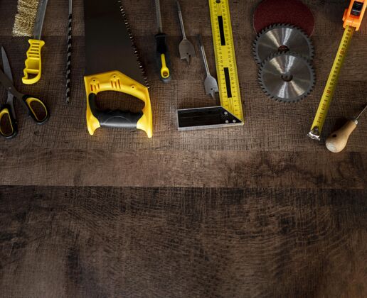 刷子桌面上的木制工具俯视图剪刀车间木工