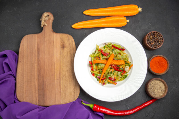 香料顶视图蔬菜沙拉切菜板香料胡萝卜紫色桌布食物健康晚餐