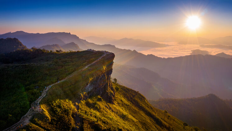 黎明泰国清莱日出时鸟瞰富集发和晨雾高攀岩山顶