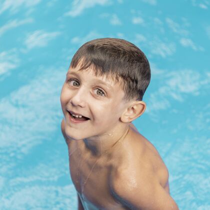 男孩泳池中的笑脸男孩年轻情感正方形
