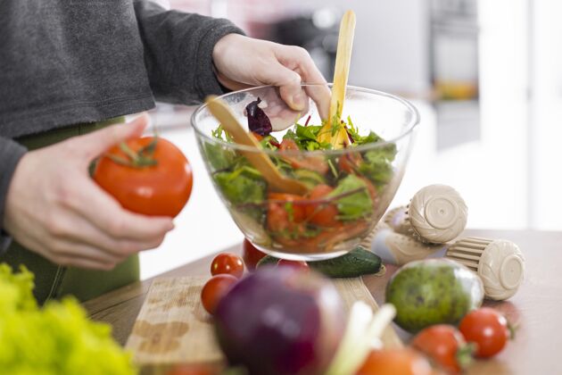 美食把盛沙拉的手拿着的碗收起来美味健康水平