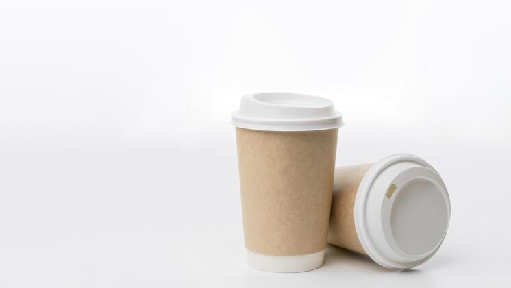 商标塑料杯和咖啡模型放在桌子上咖啡模型咖啡模型