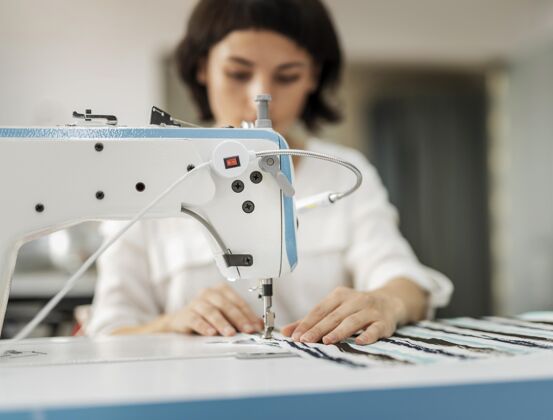 工具在缝纫机前工作的女人男人工匠工艺