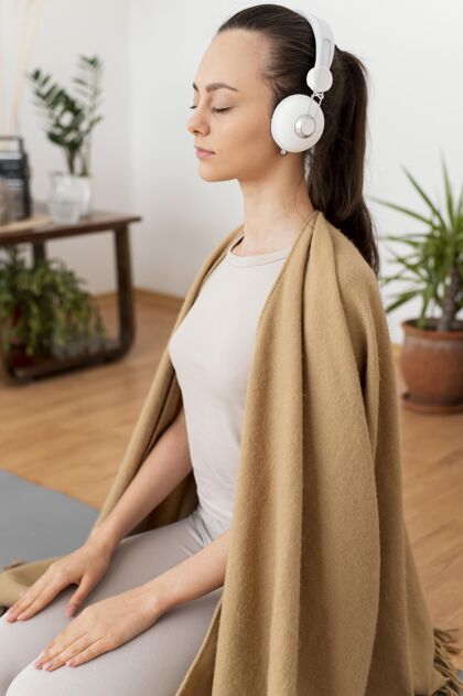 禅宗戴着耳机在家冥想的女人位置冥想肖像