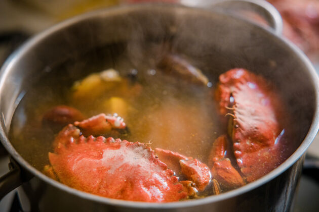 烹饪不锈钢锅里的熟食厨房锅甲壳类动物