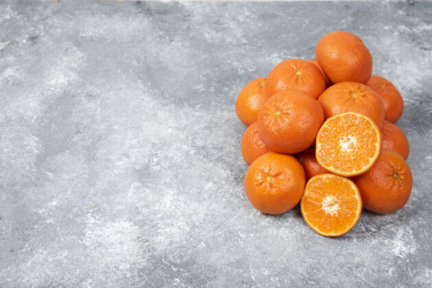水果石桌上有多汁的橙子片顶视图背景美味
