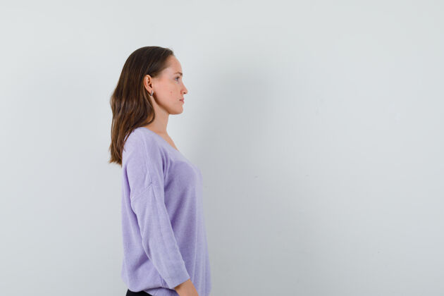 漂亮年轻的女性穿着淡紫色的衬衫 看着一边 看起来很平静文本的空间衬衫头发淑女