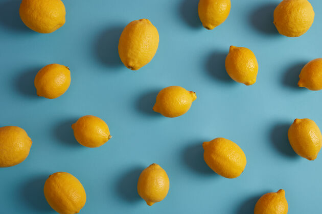 素食全黄柠檬富含维生素和抗氧化剂 有酸味 在蓝色工作室背景下分离对你的营养必不可少的成分有用的果皮含有生物活性化合物开销完整的背景