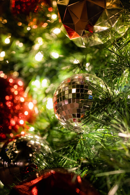 球体圣诞树上的银色圣诞球针叶树圣诞树冷杉