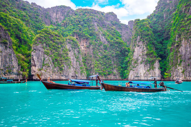 风景长船和蓝色的水在玛雅湾在菲菲岛 克拉比泰国岛屿海岸海洋