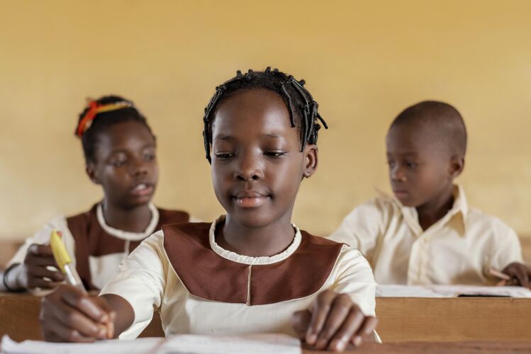 课堂一群非洲孩子在教室里小学小孩子