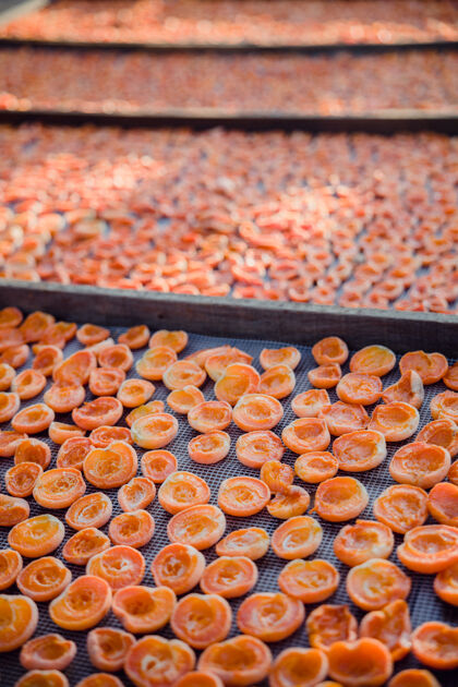 柚子黑色托盘上的棕色圆形食物杏子农产品水果
