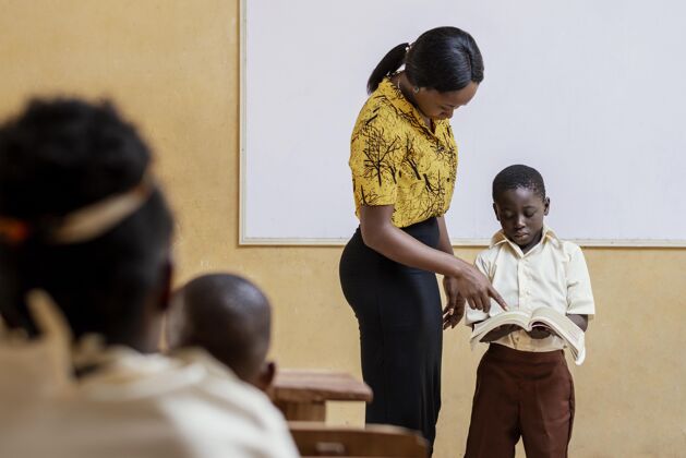 学生非洲孩子在学校上课老师童年学习