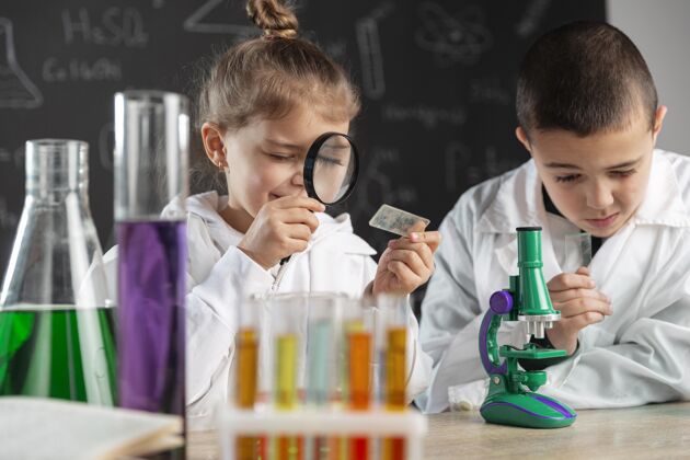 科学家孩子们在实验室做实验实验室外套孩子男孩