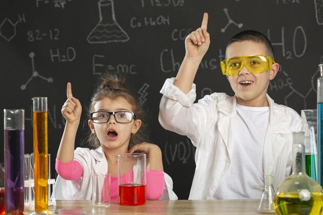 防护眼镜孩子们在实验室做实验科学家科学科学