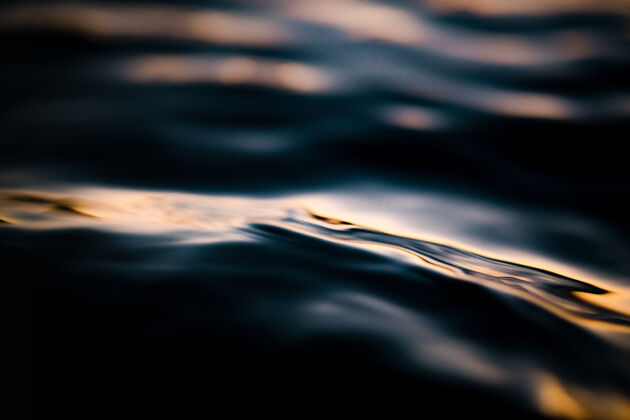 大海水滴在水体上涟漪
