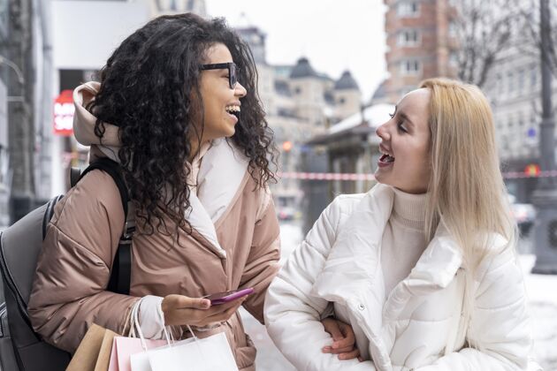 友谊中镜头的女人在户外聊天户外季节朋友