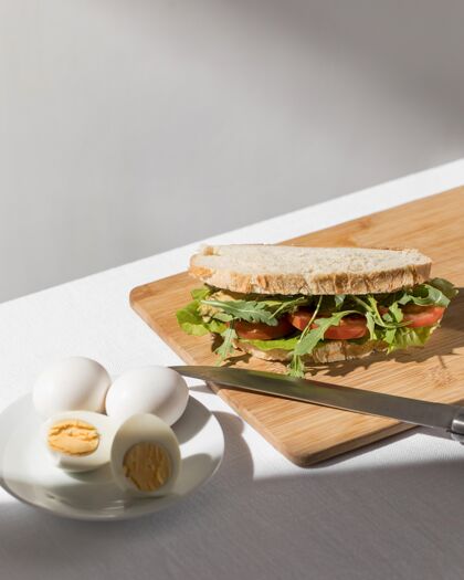 美味高角度的烤面包三明治 里面有西红柿 青菜和煮熟的鸡蛋煮蛋自制三明治