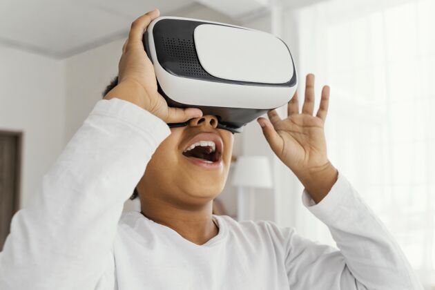 家庭笑脸小女孩在家玩虚拟现实耳机娱乐虚拟现实乐趣