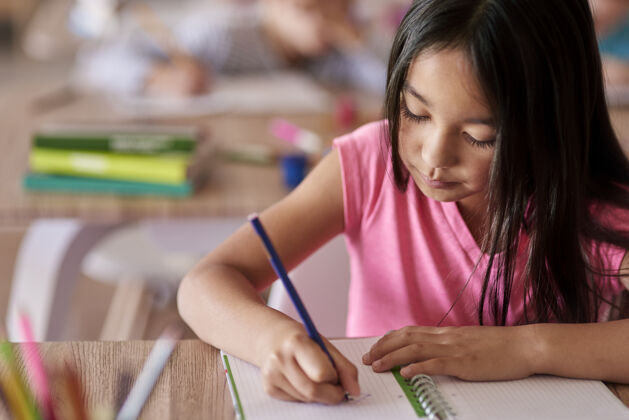 笔记本学生上课时坐在课桌旁写作技能绘画