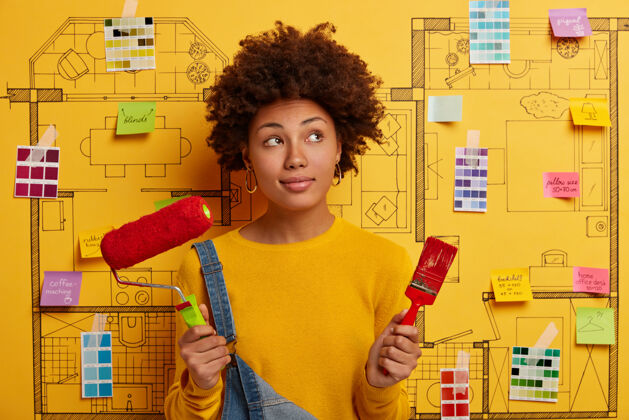油漆快乐年轻女设计师策划装修现代公寓国内设备立场