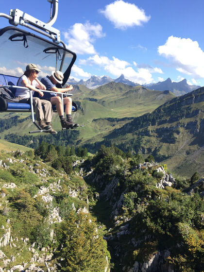 人两个人坐缆车阿尔卑斯山山夏天