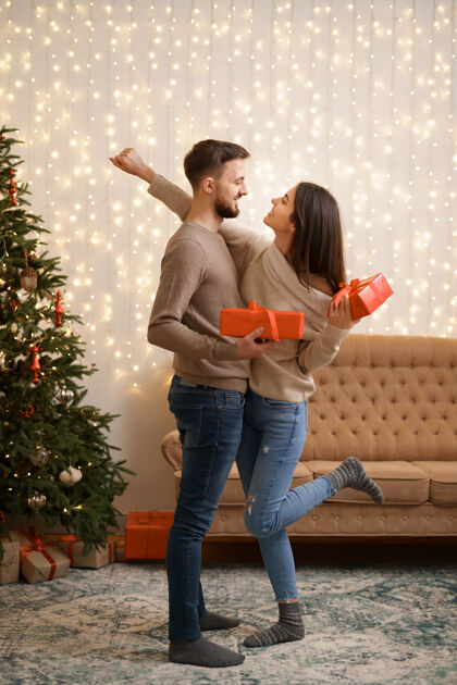 礼物两位开朗可爱温柔美丽可爱可爱浪漫的已婚夫妻圣诞室内新年