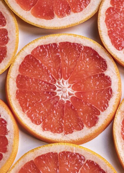 新鲜平铺美味的柚子片俯视图水果垂直