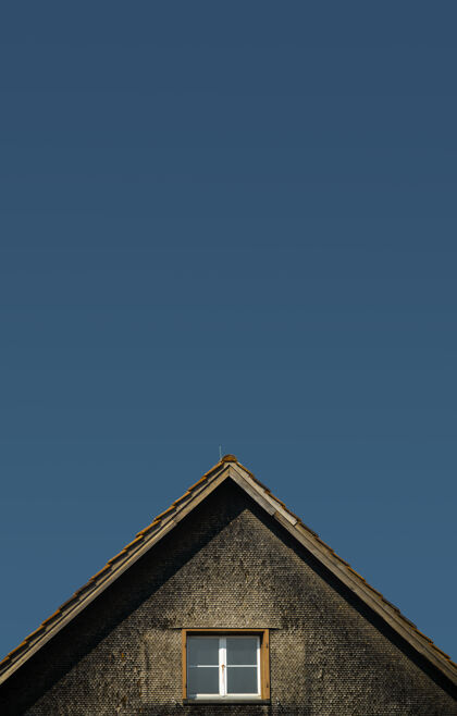建筑白天蓝天下的棕色和灰色的房子小屋玻璃房子